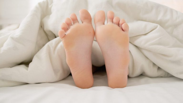 寝苦しい夏の夜におすすめのHARIBIO快眠ルーティン。足首と足裏の温度をチェックし、自分に合った「眠れる足づくり」を紹介しています。