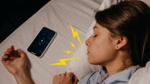 更年期世代の睡眠改善に取り組むHARIBIO院長。いびきや睡眠の質を睡眠アプリで記録しながら快眠を目指す様子。
