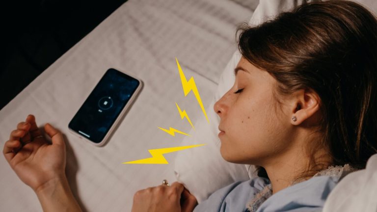 更年期世代の睡眠改善に取り組むHARIBIO院長。いびきや睡眠の質を睡眠アプリで記録しながら快眠を目指す様子。