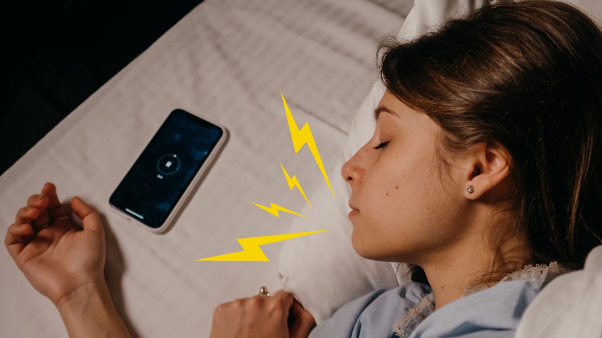 更年期世代の睡眠改善に取り組むHARIBIO院長。いびきや睡眠の質を睡眠アプリで記録しながら快眠を目指す様子。