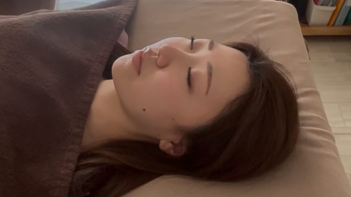夏の紫外線と睡眠の関係を解説するブログ。神楽坂の鍼灸院HARIBIOが、快眠美容と紫外線に負けない肌づくりについて紹介。