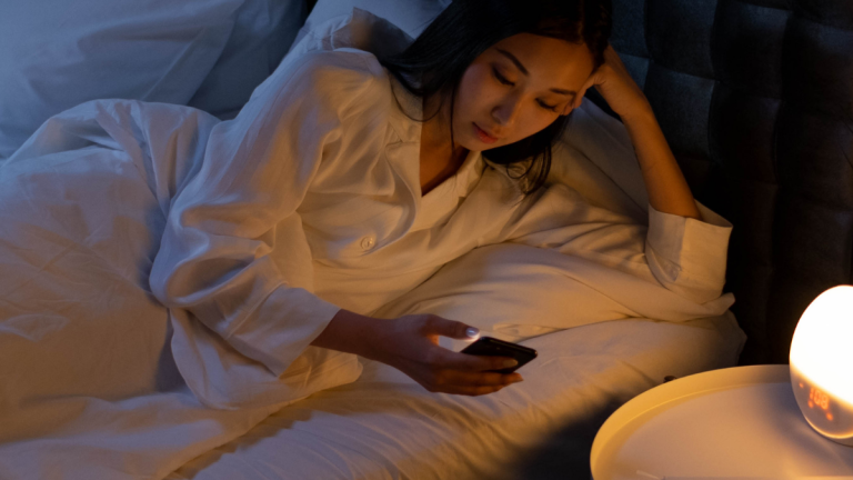 秋の夜長をイメージした落ち着いた夜の風景。秋の気温や光の変化と睡眠の関係、神楽坂の鍼灸院HARIBIOが考える秋の快眠ケアを紹介する記事のアイキャッチ。