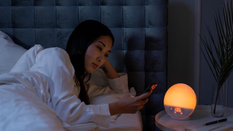 疲れているのに眠れない方へ。睡眠圧や体内時計、交感神経と副交感神経の働きに着目し、頑張らなくても自然に休息モードへ切り替わりやすい身体を目指すHARIBIOの快眠ケアを紹介しています。